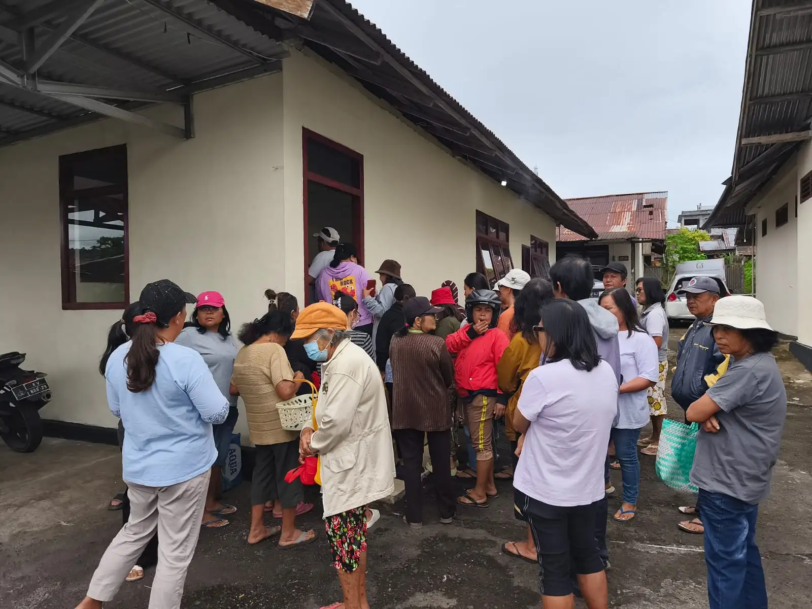 GERAKAN PANGAN MURAH POLSEK KAWANGKOAN 2 Ton Beras Ludes Diserbu Warga